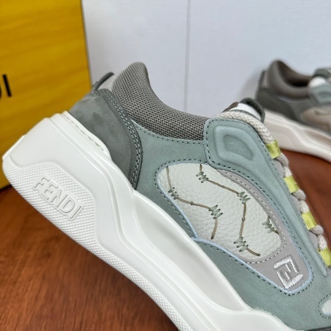 Batch 780 FENDI/FENDI Force men's sports shoes, new thick-soled lightweight lace-up low-top shoes at the counter, made of white full-grain leather and white and brown smooth leather, with padded elements. Brown FF jacquard and yellow technical fabric details. Lightweight, thick white sole with FF graphic details on the toe and heel. Main body of pebbled soft cowhide with Nappa calfskin. Contrasting color multiple composite splicing, extremely modern and youthful, webbing style lace-up hole design, multiple injection molded brand logo plastic modules on the toe, and embroidered FF logo on the side, heavy craftsmanship, full of details, super high quality control and fine workmanship! Full mesh breathable lining, ultra-light TPR foam rubber; molded outsole, lightweight and versatile, non-slip and wear-resistant! Comes with full packaging! Size: 39-40-41-42-43-44 Leather shoe size (can be customized, 38.45 cannot be returned or exchanged) Item No.: 7E1728 Gray Green